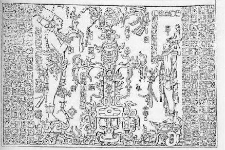 Figura 3: Bajorrelieve del templo de la Cruz Enramada (según Stiebing, 1994 fig. 6). Obsérvese el árbol en forma de cruz, coronado por un pájaro Quetzal, unas panochas de maíz en las ramas (no demasiado esquemáticas), el demonio en las raíces. Pacal es la figura que está de pié a la izquierda, de gran tamaño, sus rasgos y vestiduras son similares a los de la figura humana de la cubierta del sarcófago de Pacal.