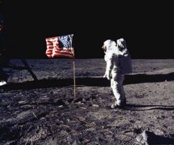 El astronauta Aldrin, de perfil, saludando a la bandera (Imagen: NASA, as11-40-5874).