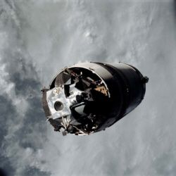 Etapa S-IVB del cohete Saturn V del Apollo 9, con el módulo lunar visible, en órbita terrestre. Etapa S-IVB del cohete Saturn V del Apollo 9, con el módulo lunar visible, en órbita terrestre.