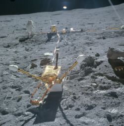 El experimento 'Lunar Surface Magnetometer', un magnetómetro instalado por la tripulación del Apollo 16 para medir el campo magnético lunar (Imagen: NASA, as16-113-18374). El experimento 'Lunar Surface Magnetometer', un magnetómetro instalado por la tripulación del Apollo 16 para medir el campo magnético lunar (Imagen: NASA, as16-113-18374).