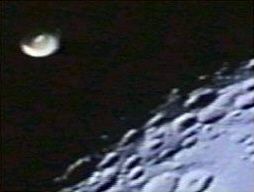 Fotograma de la versión de baja resolución del vídeo grabado por el Apollo 16. Fotograma de la versión de baja resolución del vídeo grabado por el Apollo 16.
