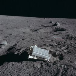 El reflector-láser instalado por la tripulación del Apollo 14 en la superficie lunar (Imagen: NASA, as14-67-9386). El reflector-láser instalado por la tripulación del Apollo 14 en la superficie lunar (Imagen: NASA, as14-67-9386).
