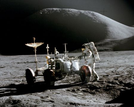 James Irwin, trabajando en el coche lunar delante del espectacular monte 'Hadley Delta', durante el primer paseo lunar del Apollo 15 (Imagen: NASA, as15-86-11603). James Irwin, trabajando en el coche lunar delante del espectacular monte 'Hadley Delta', durante el primer paseo lunar del Apollo 15 (Imagen: NASA, as15-86-11603).