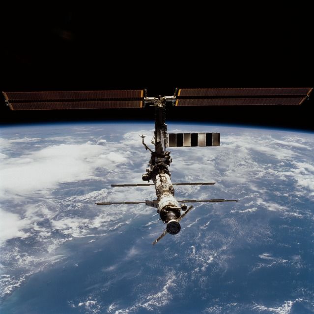 Esta imagen de la Estación Espacial Internacional, equiparable con las que se tomaron en la Luna, muestra un cielo completamente negro. Pulse en ella para ampliarla (Imagen: NASA, sts102-714-078). Esta imagen de la Estación Espacial Internacional, equiparable con las que se tomaron en la Luna, muestra un cielo completamente negro. Pulse en ella para ampliarla (Imagen: NASA, sts102-714-078).