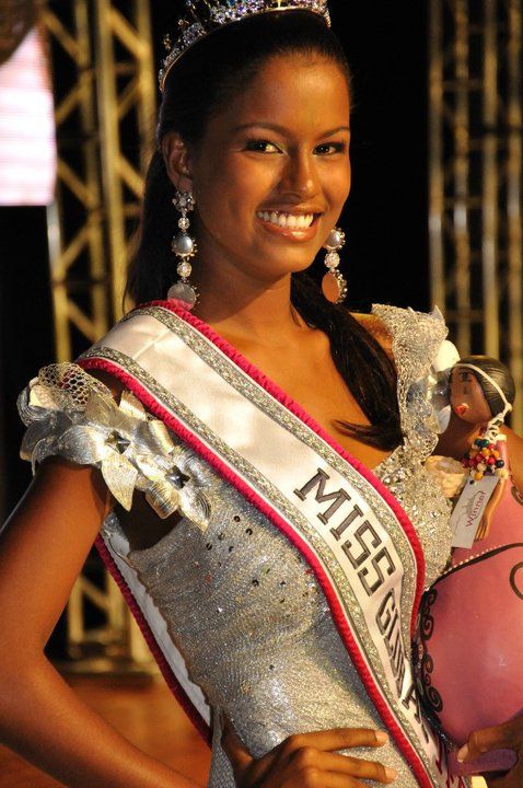Miss Global Teen 2011 winner Mayte Medina from Dominican Republic